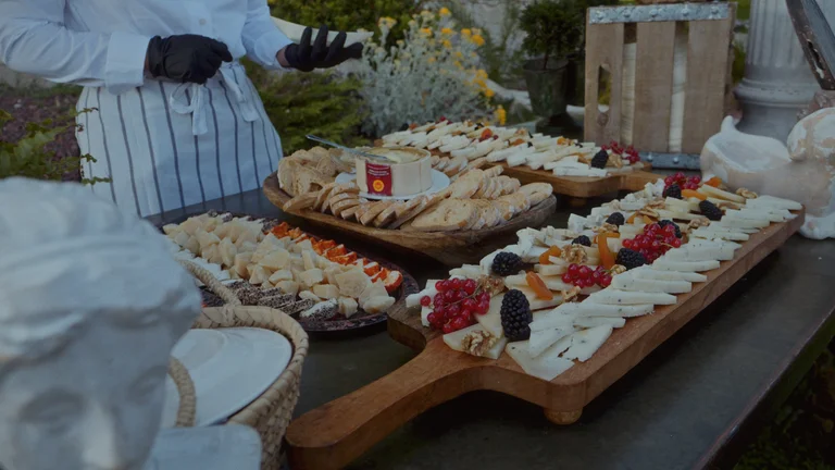Wedding cinematography — detalle anillos y bouquet